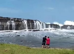 wisata pantai karang lebak