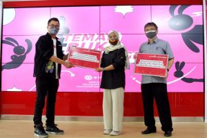 Foto 1 Penyerahan donasi secara simbolis oleh Djoko Tata Ibrahim Deputy CEO Smartfren copy 581x388
