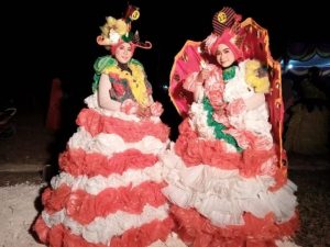 busana plastik merah putih