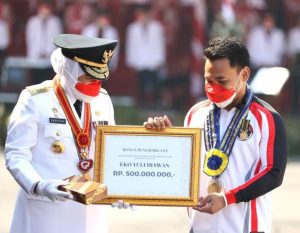 lifter Eko dapat hadiah