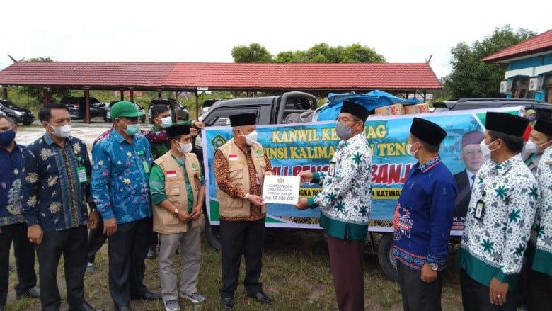 Kakanwil Kementerian Agama Salurkan Bantuan Korban Banjir Palangkaraya 20 Kemenag baksos