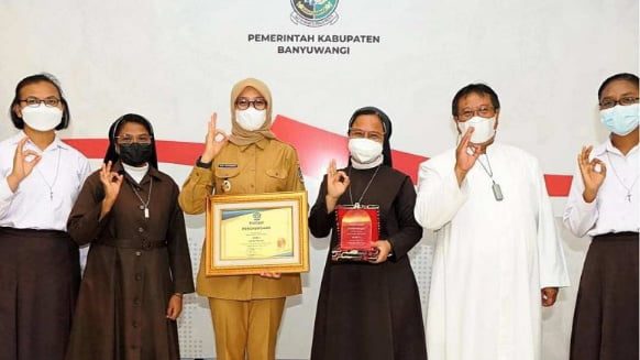 Bupati Ipuk Apresiasi Suster Maria Juara Nasional Penyuluh Moderasi Beragama 20 Ipuk Suster Maria