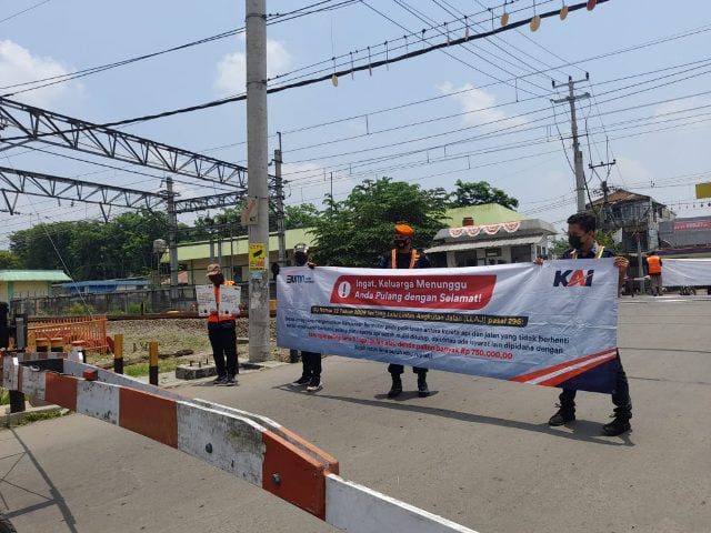 Sering Kecelakaan Kereta di Rangkasbitung, Railfans Ajak Bersama Patuhi Aturan 20 railfans banten