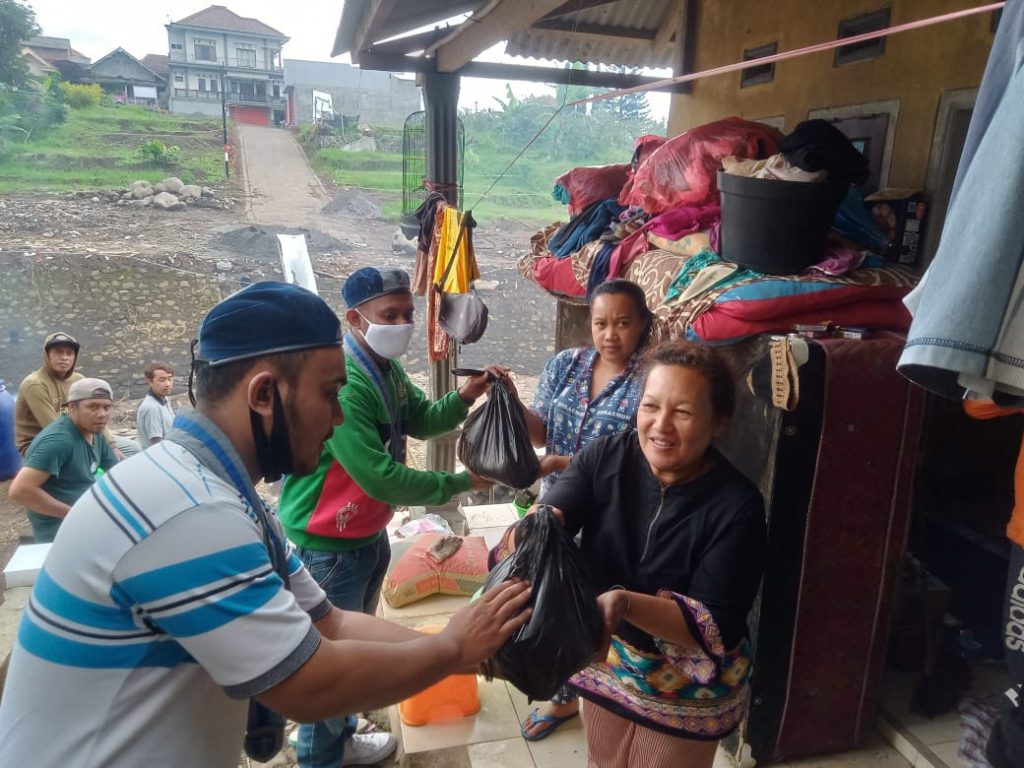 GMKI Cabang Surabaya sambangi rumah pengungsian korban banjir Kota Batu 20 IMG 20211129 WA0006