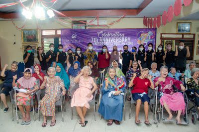 HUT ke-7, Hotel Ciputra World Surabaya berbagi semangat ke Panti Wreda 21 hotel cw ke7