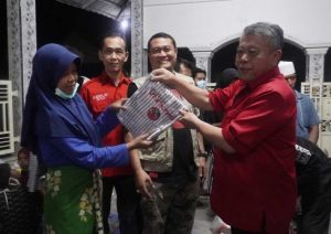 Gerak Cepat Ketua DPD PDI Perjuangan Jatim Kunjungi dan Beri Bantuan Pengungsi Erupsi Semeru 23 PDIP lumajang2