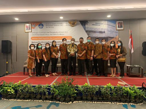 Panitia dan presenter hari pertama berfoto bersama usai acara