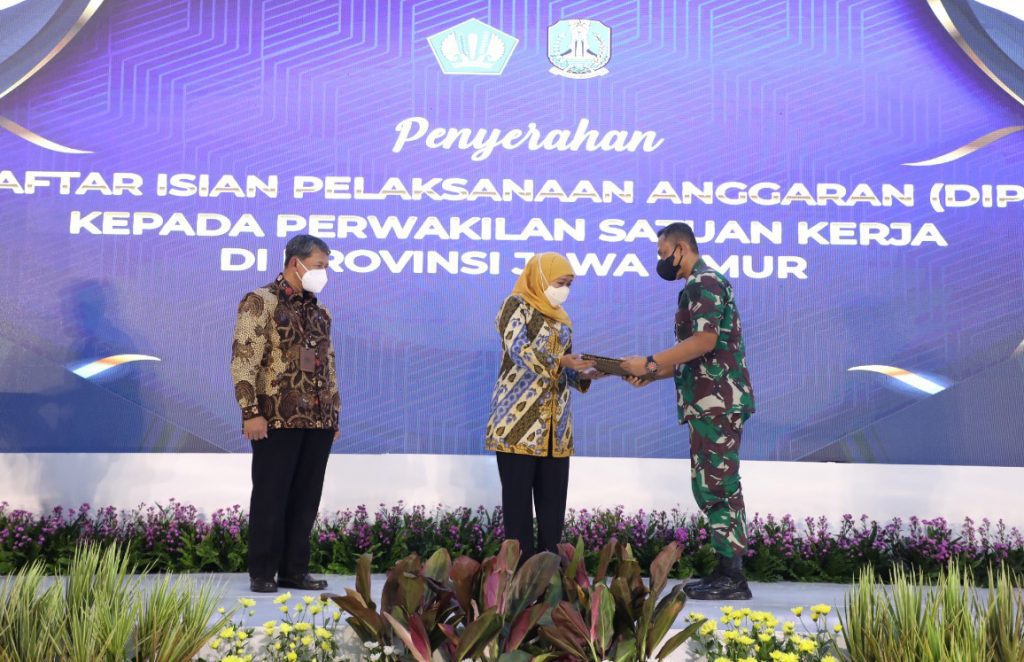 aal terima penghargaan