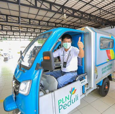 Tingkatkan Ekonomi Kerakyatan, PLN Serahkan Motor Listrik Booth Bagi UMKM 20 motor listrik pln