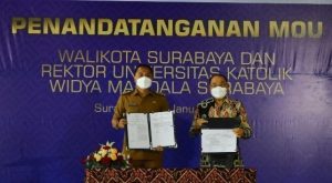 Wali Kota Surabaya Eri Cahyadi kiri bersama Rektor UKWMS Kuncoro Foe usai penanda tanganan MoU