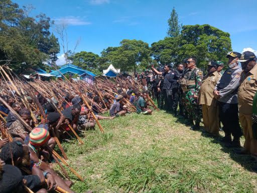 Cegah Konflik TNI-Polri dan Pemkab Temui Masyarakat dari Dua Kelompok Massa 20 tni polri wamena