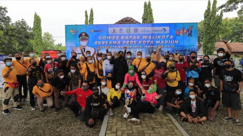 Peringati Hari Pers Wali Kota Maidi Ajak Wartawan Gowes Bareng Sambil Berbagi Sembako 20 pdip jatim 220211 maidi gowes hpn 2