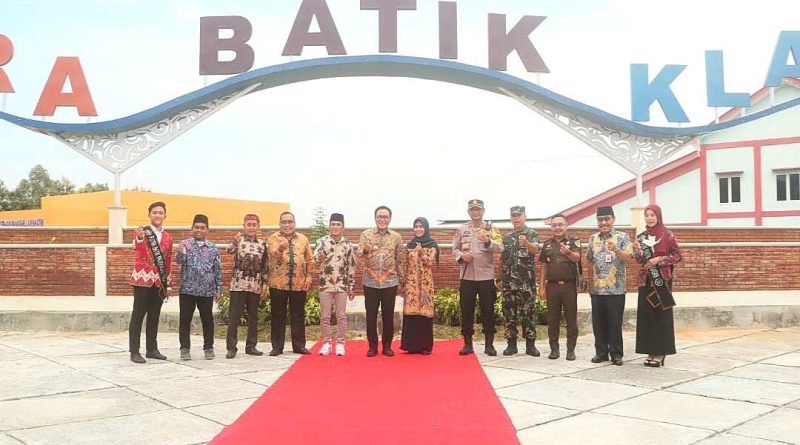 Bupati Pamekasan Resmikan Sentra Batik Tulis Klampar  20 bupati pamekasan sentra batik
