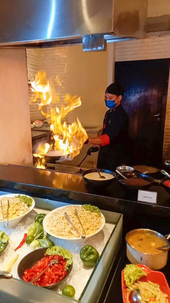 makan malam di luminor jemursari 8