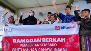 alfamidi berbagi panti asuhan