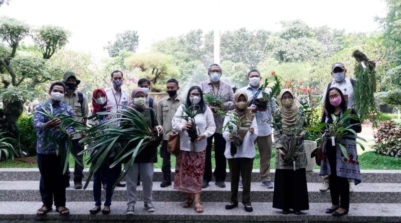TNBTS Serahkan 13 Anggrek Endemik Semeru ke ITS 20 its 800x445 1