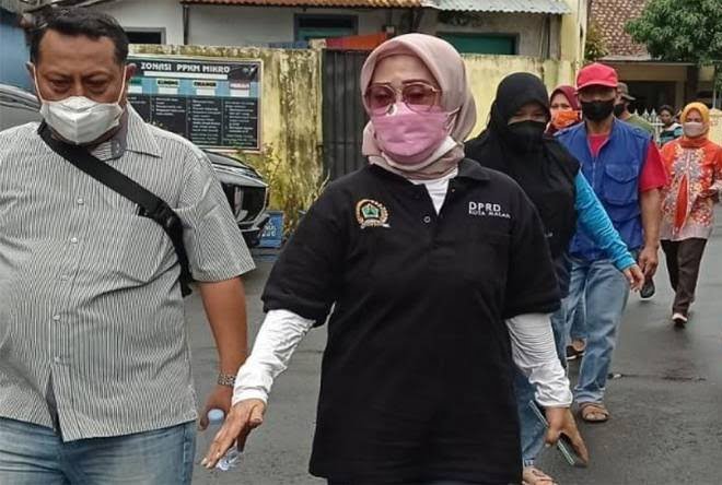 Wiwik Sukesi Kunjungi Jembatan Longsor di Banulrejo Malang 20 wiwik sukesi