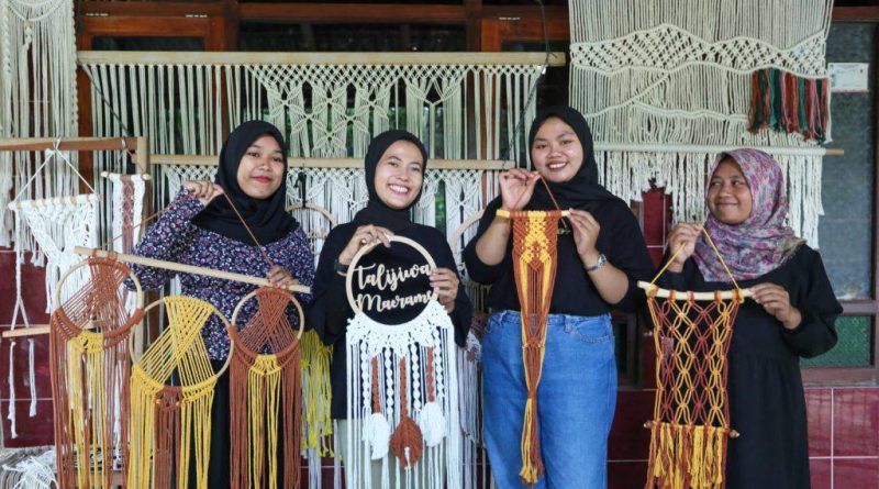 Perajin Simpul Tali Makrame Kebumen Usaha Meningkat, Manfaatkan Lapak Ganjar 20 perajin umkm