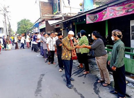 Umat Kristiani di Pringgondani Beri Ucapan Selamat Idul Fitri Para Tetangga 20 silahturahmi warga