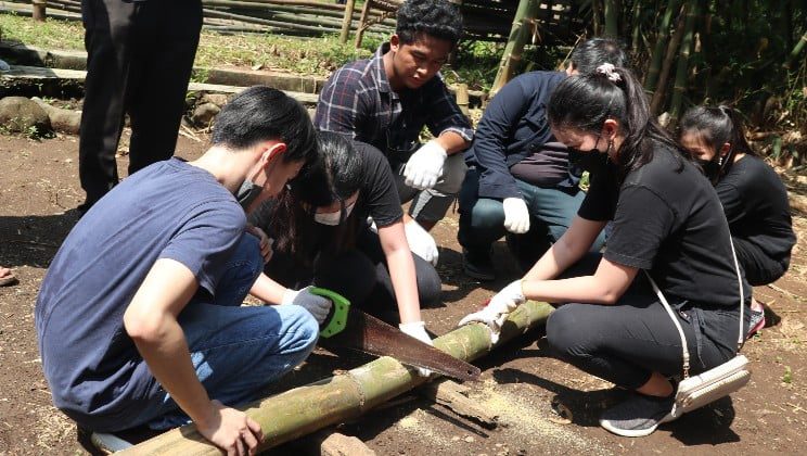 Mahasiswa Arsitektur UK Petra Gandeng Sahabat Bambu Bangun Sarana Santai Warga Jombang 20 ukp bambu