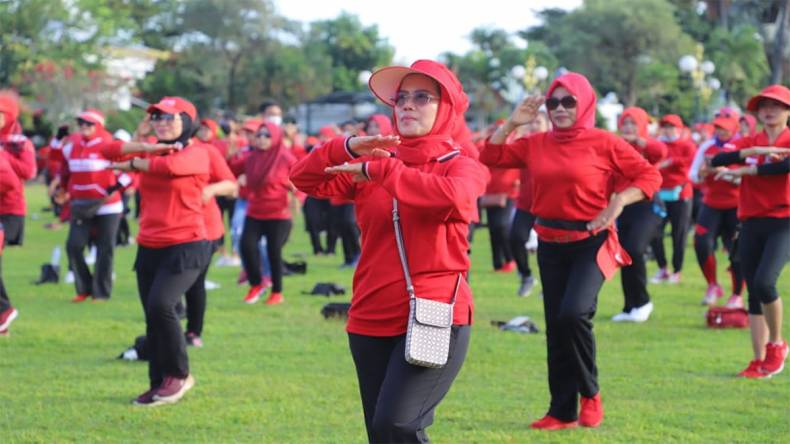 Ikut Senam Sicita, Ratusan Banteng PDI Perjuangan Jatim Sukses Pecahkan Rekor MURI 21 untari sita