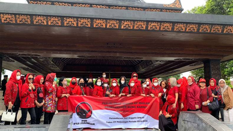 Persaudaraan Istri Anggota DPR-RI Fraksi PDI Perjuangan Ziarah ke Makam Bung Karno 20 IMG 20220615 065949 594