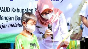 bupati ipuk dan warga