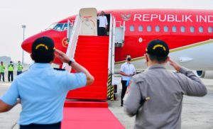 jokowi naik pesawat