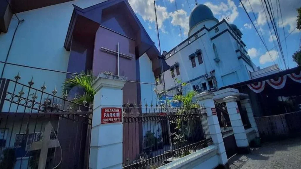 62ca6ccf5bdef gereja kristen jawa gkj joyodiningratan dan masjid al hikmah di solo 1265 711