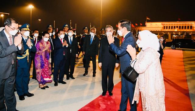 Dari Beijing, Presiden dan Ibu Iriana Lanjut Bertolak ke Tokyo 20 jokowi beijing tokyo