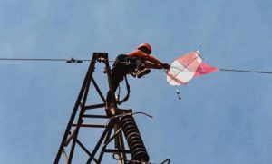 PLN Ingatkan Masyarakat Tak Main Layang-layang Dekat Jaringan Listrik 23 layangan di kabel pln