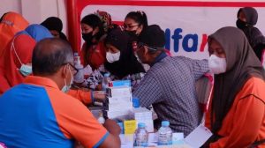Kegiatan pemeriksaan kesehatan yang digelar Alfamidi