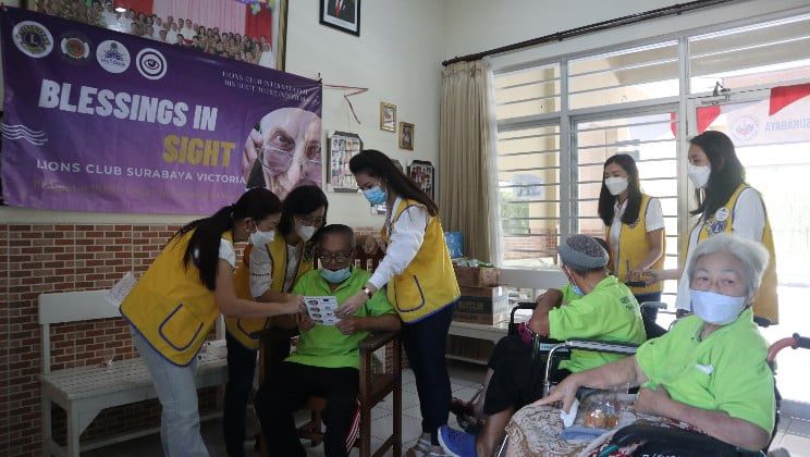 Bakti Sosial Lions Club Victoria di Griya Lanjut Usia Santo Yosef Surabaya 23 LCSV02