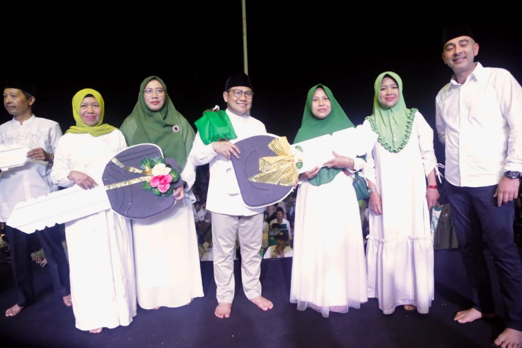GUs Muhaimin serahkan mobil muslimat