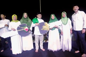 GUs Muhaimin serahkan mobil muslimat