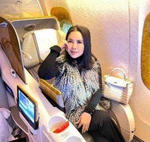 Uci Flowdea dalam pesawat