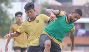 OR Persebaya Latihan Lapangan Thor ALLEX QOMARULLA
