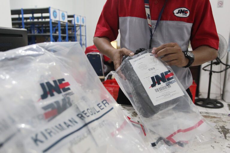 JNE Jatim, Bali dan Mataram Gratiskan Ongkos Kirim Hingga 10 Ribu 20 PROSES PACKING 768x512 1