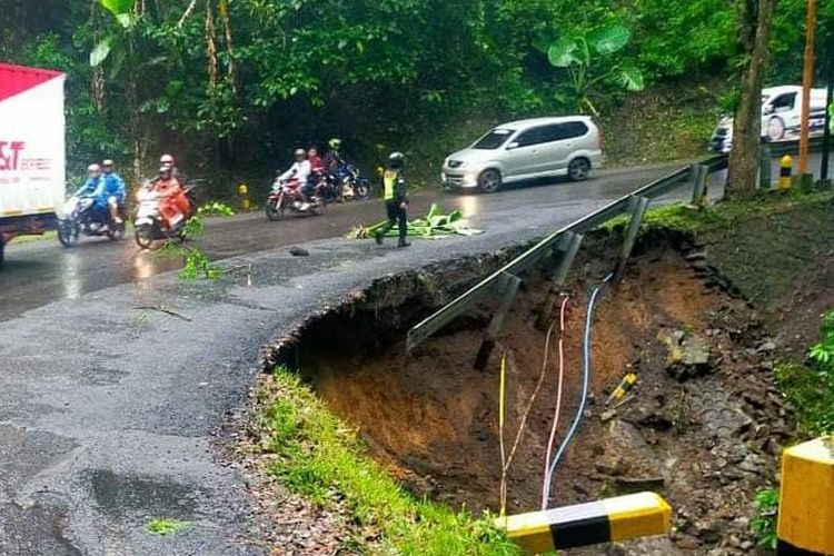 Sistem Buka-Tutup Diberlakukan di Jalur Gumitir yang Kembali Longsor 20 jalur gumitir