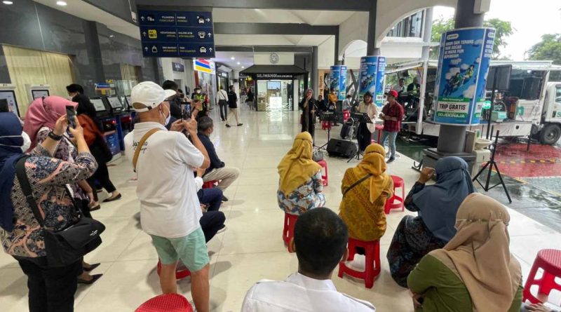 Musik Jazz Hibur Pelanggan di Stasiun Surabaya Gubeng 20 jazz stasiun gubeng
