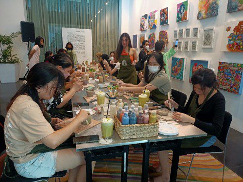 Serunya Membuat dan Mewarnai Keramik di Artotel TS Suites Surabaya 20 keramik di TS Artotel