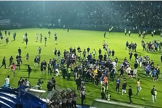 kerusuhan di stadion kanjuruhan 2 suporter arema fc meninggal dunia igg