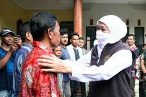 khofifah dan korban bencana pacitan 750x500 1