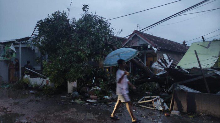 puting beliung sidoarjo sebabkan ratusan rumah di sidokepung rusak 3 169