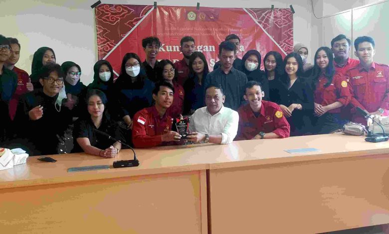 Puluhan Mahasiswa Fakultas Hukum UPN Surabaya Kunjungi Kantor DPRD Kota Surabaya 20 IMG 20221125 155022 scaled 1