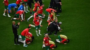 87884 pemain timnas maroko bertepuk tangan dan sujud syukur setelah dikalahkan prancis
