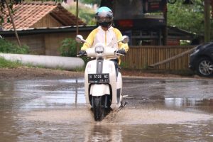 Tips Berkendara Motor Melewati Jalanan Licin 750x500 1
