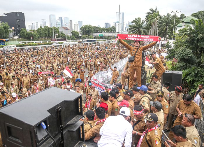 kepala desa demo