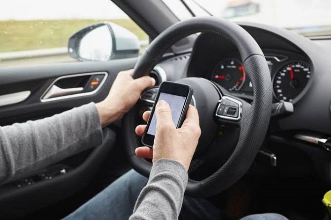 Paparan Sinar Layar Ponsel Bisa Akibatkan Penuaan Kulit 20 mengemudi