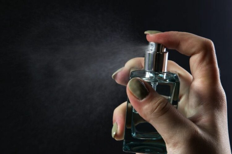 Pilihan 4 Aroma Parfum Berikut Ungkap Suasana Hati dan Kepribadian 20 menyemprot parfum ANT 750x500 1